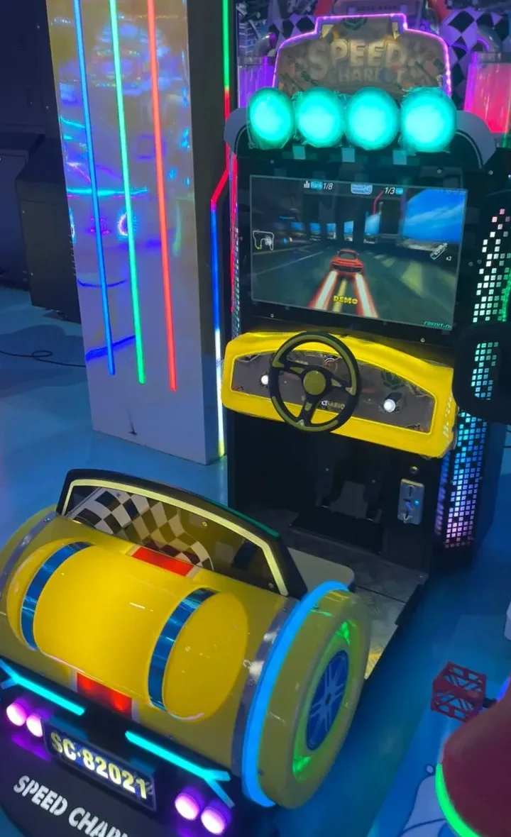 Speed Chariot kids' driving ride in yellow, front view